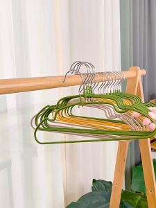 Set 5 mắc treo quần áo trẻ em chất liệu thép không gỉ nhúng PVC cao cấp chống trượt vai có gờ treo áo váy MT30