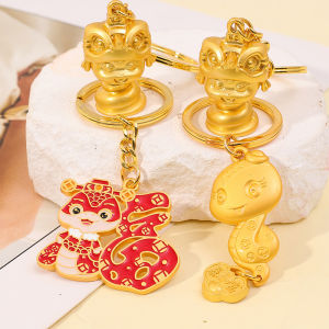พวงกุญแจมิ่งขวัญโชคดีรูปงูเครื่องประดับแบบแขวนกระเป๋าพวงกุญแจโลหะงูทองปีใหม่2025พวงกุญแจโลหะผสมราศีงูพวงกุญแจโชคลาภจี้จีน