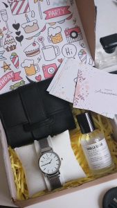 Hampers Ramadhan Murah & Paket Lebaran Idul Fitri\\n\\nRamadhan dan Lebaran adalah dua momen penting bagi umat Islam di seluruh dunia. Selain ibadah, tradisi memberikan hampers atau kado kepada orang-orang terdekat juga menjadi bagian dari perayaan ini. Dalam artikel ini, kita akan membahas tentang hampers Ramadhan murah, paket Lebaran Idul Fitri untuk cewek, serta ide kado untuk berbagai momen spesial.\\n\\n Apa Itu Hampers Ramadhan Murah?\\n\\nHampers Ramadhan murah adalah kado atau paket yang biasanya berisi makanan ringan, minuman, atau produk lainnya yang bisa dinikmati selama bulan puasa. Hampers ini biasanya ditujukan kepada orang-orang terdekat, teman, atau kolega sebagai bentuk saling menghargai dan mempererat hubungan.\\n\\n Mengapa Hampers Ramadhan Murah Penting?\\n\\nHampers Ramadhan murah penting karena menjadi salah satu cara untuk menunjukkan rasa syukur atas bulan puasa dan sebagai bentuk saling menghargai antara orang-orang yang berinteraksi sehari-hari. Selain itu, hampers Ramadhan murah juga bisa menjadi cara untuk mempererat hubungan sosial dan meningkatkan keakraban antara individu.\\n\\n Bagaimana Membuat Hampers Ramadhan Murah?\\n\\nUntuk membuat hampers Ramadhan murah, ada beberapa hal yang perlu diperhatikan:\\n\\n1. Pilih produk yang sesuai dengan tema Ramadhan, seperti makanan ringan, minuman, atau produk lainnya yang bisa dinikmati selama bulan puasa.\\n2. Pertimbangkan anggaran yang dimiliki dan pilih produk yang sesuai dengan budget tersebut.\\n3. Gunakan kemasan yang menarik dan sesuai dengan tema Ramadhan.\\n4. Tambahkan pesan atau ucapan selamat Ramadhan pada hampers tersebut.\\n\\n Kado Anniversary & Kelulusan\\n\\nSelain hampers Ramadhan murah, kado anniversary dan kelulusan juga menjadi momen spesial yang perlu dipertimbangkan.\\n\\n Tips Memilih Kado Anniversary\\n\\nUntuk memilih kado anniversary yang tepat, ada beberapa hal yang perlu diperhatikan:\\n\\n- Pilih kado yang sesuai dengan minat dan hobi pasangan Anda.\\n- Pertimbangkan anggaran yang dimiliki dan pilih kado yang sesuai dengan budget tersebut.\\n- Pilih kado yang memiliki nilai sentimental atau bisa menjadi kenangan berharga bagi pasangan Anda.\\n\\n Kado Kelulusan yang Tepat\\n\\nUntuk memilih kado kelulusan yang tepat, ada beberapa hal yang perlu diperhatikan:\\n\\n- Pilih kado yang sesuai dengan minat dan hobi siswa tersebut.\\n- Pertimbangkan anggaran yang dimiliki dan pilih kado yang sesuai dengan budget tersebut.\\n- Pilih kado yang bisa membantu siswa tersebut dalam melanjutkan pendidikannya atau merayakan pencapaian mereka.\\n\\n Kado Hadiah Ulang Tahun & Untuk Ibu\\n\\nSelain anniversary dan kelulusan, ulang tahun dan hari ibu juga menjadi momen spesial yang perlu dipertimbangkan dalam memilih kado.\\n\\n Ide Kado Hadiah Ulang Tahun\\n\\nUntuk memilih kado hadiah ulang tahun yang tepat, ada beberapa hal yang perlu diperhatikan:\\n\\n- Pilih kado yang sesuai dengan minat dan hobi orang tersebut.\\n- Pertimbangkan anggaran yang dimiliki dan pilih kado yang sesuai dengan budget tersebut.\\n- Pilih kado yang bisa menjadi kenangan berharga bagi orang tersebut.\\n\\n Kado Spesial untuk Ibu\\n\\nUntuk memilih kado spesial untuk ibu, ada beberapa hal yang perlu diperhatikan:\\n\\n- Pilih kado yang sesuai dengan minat dan hobi ibu tersebut.\\n- Pertimbangkan anggaran yang dimiliki dan pilih kado yang sesuai dengan budget tersebut.\\n- Pilih kado yang bisa membantu ibu tersebut dalam kehidupan sehari-hari atau menunjukkan rasa cinta dan penghargaan kepada ibu tersebut.\\n\\n Paket Lebaran Idul Fitri untuk Cewek\\n\\nSelain hampers Ramadhan murah, paket Lebaran Idul Fitri juga menjadi momen penting bagi umat Islam. Paket Lebaran Idul Fitri untuk cewek menjadi pilihan yang tepat untuk merayakan momen tersebut.\\n\\n Mengapa Paket Lebaran Idul Fitri untuk Cewek Penting?\\n\\nPaket Lebaran Idul Fitri untuk cewek penting karena menjadi salah satu cara untuk merayakan momen tersebut dengan cara yang khusus dan menunjukkan rasa syukur atas bulan puasa dan perayaan Lebaran Idul Fitri.\\n\\n Cara Memilih Paket Lebaran Idul Fitri yang Tepat\\n\\nUntuk memilih paket Lebaran Idul Fitri yang tepat, ada beberapa hal yang perlu diperhatikan:\\n\\n- Pilih paket yang sesuai dengan minat dan hobi cewek tersebut.\\n- Pertimbangkan anggaran yang dimiliki dan pilih paket yang sesuai dengan budget tersebut.\\n- Pilih paket yang bisa menjadi kenangan berharga bagi cewek tersebut.\\n\\nSemoga artikel ini bisa membantu Anda dalam memilih hampers Ramadhan murah, paket Lebaran Idul Fitri, serta ide kado untuk berbagai momen spesial.\n}