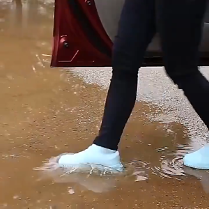 รองเท้ากันฝน ถุงคลุมรองเท้ากันน้ำ วัสดุยาง อย่างหนา กันลื่น กันน้ำ ถุงเท้ายาง สวมรองเท้ากันเลอะ ถุงเท้ากันน้ำ ถุงสวมรองเท้า