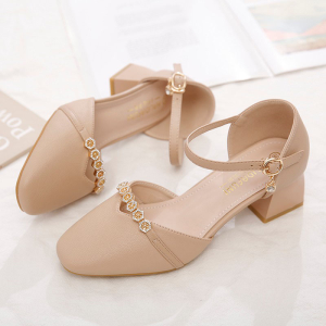 KAK SHOPZ รองเท้าแตะเป่าโถว 2024 สำหรับผู้หญิงอารมณ์ ฤดูใบ ฤดูร้อนสไตล์ และฤดูมาเกลือกับถุง หรือถุงสูง เพื่อการเข้าได้สูงถ้าหลายชุดสไตล์ใหม่สามารถแสดงอยู่ในช่องจากลวงได้