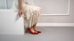 รองเท้าส้นสูงแบบพันสายรองเท้างานแต่งงานสีแดงผู้หญิงรองเท้า Xiuhe Longfeng ตารางจีนรองเท้างานแต่งงานรองเท้าแต่งงานหัวเข็มขัด Sepatu Pengantin Wanita รองเท้าส้นสูงระดับกลาง