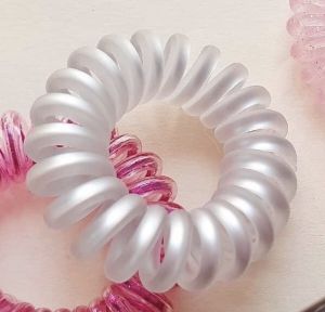 ยางรัดผม Ponytail สี Like a Vergin (สีขาวทึบเหลือบขาว) ไม่รัดผมจนทำให้ปวดหัว นำไปแช่น้ำร้อนเพื่อให้สินค้าคืนตัวได้ (1กล่องต่อ1เส้น)