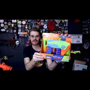 ORIGINAL Hasbro Nerf Elite Junior Flyer Dart Blaster and Shooting Toys 5 Nerft Dart for Kids Age 6+ (F6751)