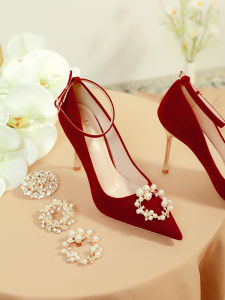 รองเท้าส้นสูงสีแดงสวมใส่สองทางงานแต่งงาน เดรส รองเท้าสไตล์จีนหัวเข็มขัดมุกน้ําเพชรรองเท้าเดียวสําหรับเจ้าสาว