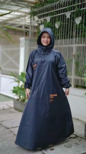 Jas Hujan Gamis Dewasa Kekinian Bahan Kuat dan Tebal\\n\\n Pengantar\\n\\n Mengenal Jas Hujan Gamis\\n\\nJas hujan gamis wanita Muslimah adalah pakaian pelindung hujan yang dirancang khusus untuk wanita Muslimah. Jas ini biasanya memiliki desain panjang yang menutupi seluruh tubuh, sesuai dengan aturan pakaian Muslimah. Selain itu, jas hujan gamis juga dirancang untuk memberikan perlindungan maksimal terhadap air hujan dan angin.\\n\\n Manfaat Jas Hujan Gamis\\n\\nJas hujan gamis memiliki beberapa manfaat, di antaranya adalah:\\n\\n- Memberikan perlindungan maksimal terhadap air hujan dan angin\\n- Menutupi seluruh tubuh sesuai aturan pakaian Muslimah\\n- Memudahkan beraktivitas di luar ruangan saat hujan\\n\\n Keunggulan Jas Hujan Gamis\\n\\n Bahan Parasut Balon Premium\\n\\nJas hujan gamis wanita Muslimah biasanya terbuat dari bahan parasut balon premium, yang memiliki keunggulan sebagai berikut:\\n\\n- Kuat dan tahan lama\\n- Tidak mudah robek atau sobek\\n- Mudah dibersihkan dan dirawat\\n\\n Ponco Syari Bahan Kuat\\n\\nJas hujan gamis wanita Muslimah juga tersedia dalam bentuk ponco syari bahan kuat, yang memiliki keunggulan sebagai berikut:\\n\\n- Lebih ringan dan mudah dibawa\\n- Tetap memberikan perlindungan maksimal terhadap air hujan dan angin\\n- Cocok digunakan untuk berbagai aktivitas outdoor\\n\\n Jas Hujan untuk Aktivitas Outdoor\\n\\nJas hujan gamis wanita Muslimah juga cocok digunakan untuk berbagai aktivitas outdoor, seperti:\\n\\n- Berjalan-jalan di taman atau hutan\\n- Bersepeda di jalanan basah\\n- Berenang di kolam renang\\n\\n Cara Memilih Jas Hujan Gamis yang Tepat\\n\\n Perhatikan Ukuran Jas Hujan\\n\\nUntuk mendapatkan jas hujan gamis yang pas dan nyaman, pastikan untuk memilih ukuran yang sesuai dengan tubuh Anda. Biasanya, jas hujan gamis tersedia dalam berbagai ukuran, mulai dari S hingga XXL.\\n\\n Pilih Warna Jas Hujan\\n\\nWarna juga menjadi salah satu pertimbangan penting saat memilih jas hujan gamis. Pilih warna yang sesuai dengan selera Anda dan cocok digunakan untuk berbagai aktivitas outdoor.\\n\\n Perhatikan Fitur Jas Hujan\\n\\nFitur jas hujan gamis juga menjadi pertimbangan penting saat memilih. Pastikan jas hujan gamis yang Anda pilih memiliki fitur-fitur yang lengkap, seperti saku, resleting, dan lain-lain.\\n\\n Tips Menggunakan Jas Hujan Gamis\\n\\n Cara Menyimpan Jas Hujan\\n\\nUntuk menjaga kualitas jas hujan gamis, pastikan untuk menyimpannya dengan benar. Simpan jas hujan gamis di tempat yang kering dan tidak lembab, serta hindari penyimpanan di tempat yang panas atau terkena sinar matahari langsung.\\n\\n Cara Membersihkan Jas Hujan\\n\\nJika jas hujan gamis Anda kotor, bersihkan dengan cara mencuci menggunakan air dan sabun cair. Hindari menggunakan mesin cuci atau pemutih.\\n\\n Cara Merawat Jas Hujan\\n\\nUntuk menjaga kualitas jas hujan gamis, lakukan perawatan secara rutin. Bersihkan jas hujan gamis secara rutin dan simpan di tempat yang kering dan tidak lembab.\\n\\nDengan memperhatikan tips di atas, Anda bisa mendapatkan jas hujan gamis wanita Muslimah yang pas dan nyaman untuk digunakan saat hujan. Selamat beraktivitas!\"