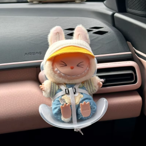 KIKI เก้าอี้ลาบูบู้ ติดรถยนต์ พร้อมแผ่นอโรม่า คาร์ซีท Labubu สำหรับตกแต่งช่องลมของรถ หนีบกับช่องแอร์ เก้าอี้ตุ๊กตา Car Seat Labubu