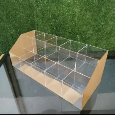 Tempat permen akrilik 10 ruang dengan desain modern dan transparan cocok untuk meja atau etalase.
