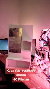 Meja Rias Gantung Kaca Besar / Rak Kosmetik dengan Cermin Minimalis