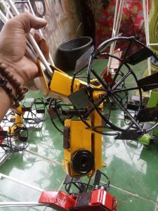 trektor mainan bajak sawah