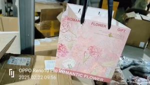 รุ่นใหม่ล่าสุด...ถุงของขวัญดอกไม้ทรงสี่เหลี่ยม ร้านดอกไม้ เบเกอรี่  ถุงกระดาษของขวัญพกพา