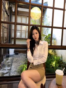 ชุดนักเรียนสีขาวกระโปรงสั้นเข้ารูปเอวสูงกระชับสัดส่วนเสื้อผ้าทำงานสไตล์เกาหลีสำหรับวัยรุ่นฤดูใบไม้ร่วง 2024