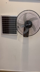 Quạt TREO TƯỜNG tích điện năng lượng mặt trời quạt dạng nằm chân quỳ có 5 cánh kèm sạc điện 220V sử dụng 6-10 giờ