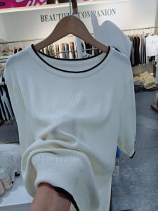 เสื้อสเวตเตอร์ถักคอปกมนทรงสลิมฟิตสำหรับผู้หญิง ฤดูใบไม้ผลิ 2025 เสื้อสเวตเตอร์ถักแบบคอปกมนลายการ์ตูนสีสันสดใส แขนสั้น ปกติ