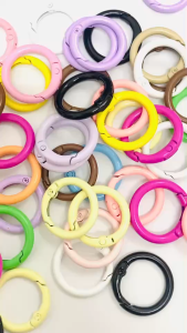 ห่วง สปริงล็อค ห่วงกลม ขนาด 25mm หนา 4mm คละสี สวยสดใส อุปกรณ์งานฝีมือ ของตกแต่งชิ้นงาน สำหรับ ทำพวงกุญแจ DIY
