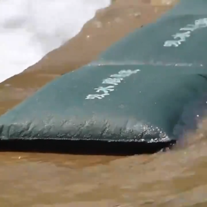 5pc Thick Canvas Reusable Absorbent Flood Barrier Bags Sand‑Free Water‑Activated Sandless Sandbags Lightweight Flood Control Water Barrier for Garage Basement Rain Flood Protection
