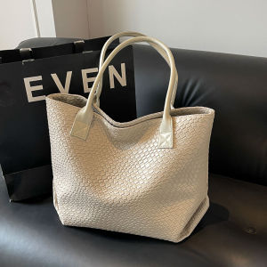Trendy Large Capacity Soft Leather Woven Womens Shoulder Bag Summer New Handbag Tote Bag Fashionable Polyester Lining Zipper Closure