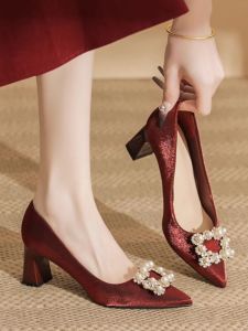 รองเท้าส้นสูงสีแดง ผู้หญิง ส้นหนาสบายรองเท้าแต่งงานสไตล์จีนสําหรับขนมปังเสิร์ฟเจ้าสาวรองเท้าใหม่ เรียบหรู หัวเข็มขัดมุก