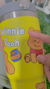 แก้วเก็บความเย็น มีหูหิ้ว 900ml พร้อมหลอด สแตนเลส 304 ทนต่ออุณหภูมิร้อน-เย็น มีหลากหลายลายให้เลือก