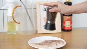 Lọ Xay Tiêu Thủy Tinh Cầm Tay 350 g – Xay Nhuyễn Rắc Tiêu Tiện Dụng & Sang Trọng
