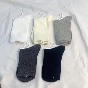 CEEKEY ถุงเท้าสำหรับสุภาพสตรี ถุงเท้าผ้าฝ้ายสีทึบสำหรับฤดูใบไม้ผลิและฤดูใบไม้ร่วง ถุงเท้าสำหรับผู้หญิง ถุงเท้ากองสำหรับฤดูใบไม้ร่วงและฤดูหนาว