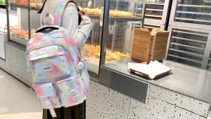 Pelajar sekolah menengah dan sekolah menengah memakai