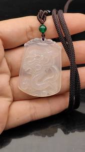 จี้พร้อยสร้อยพลอยคาลซิโดนี (Chalcedony)แกะสลักมังกรเป็นสัญลักษณ์ที่เป็นสิริมงคล เป็นพลังแห่งอำนาจที่ยิ่งใหญ่นำมาแห่งความสุข อุดมสมบูรณ์ โชคลาภ พร้อมใบเซอร์จาก BGL.