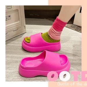 LHFriday สินค้าแนะนำ รองเท้าแบบสวมแฟชั่นเสริมส้น รุ่นนี้บอกเลยไม่ควรพลาดเพราะมาพร้อมความสูงถึง 1.7 นิ้ว และยังมีให้เลือกถึง 4 สี รองเท้าแตะๆที่ควรมีติดบ้านจริงๆรุ่นนี้ สั่งเล้ย