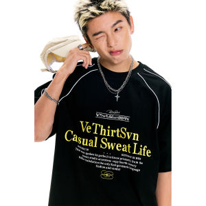 เสื้อยืดแขนสั้นทรงหลวมสำหรับผู้ชาย V37 ทรงลำลอง ทรงเข้ารูป ฤดูร้อน 2025 สีแดงอ่อน ทรงย้อนยุค สำหรับคู่รัก