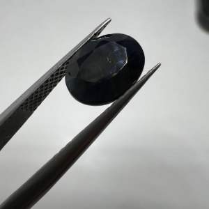 255-ĐÁ SAPHIA XANH ĐEN SẪM THÔNG ĐÈN ( THIÊN NHIÊN ) KHÔNG XỬ LÝ.