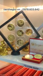 Móc Khoá Xu Lưu Niệm Phúc Lộc Thọ Mạ Vàng In Màu làm quà tặng đồ trang trí - SP007387