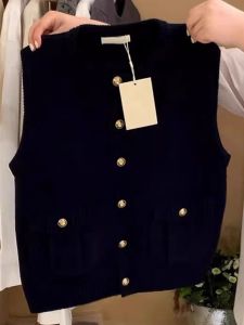 เสื้อกั๊กถักแขนกุดสีดำสำหรับผู้หญิง เสื้อคลุมกันหนาวแบบสวมใส่หลายชั้นในฤดูใบไม้ผลิ ฤดูใบไม้ร่วงและฤดูหนาว เสื้อคลุมกันหนาวสไตล์เกาหลี