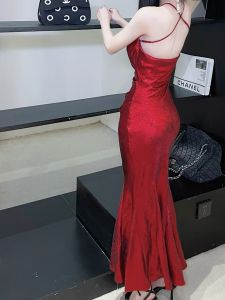 ชุดเดรสยาวคลุมเข่าสีแดง ทรงเข้ารูป แขนกุด คอวี กระโปรงทรงหางปลา ชุดราตรียาว ชุดทำงาน ชุดทำงาน ชุดทำงาน