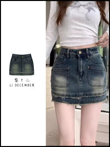 กระโปรงยีนส์ทรงเข้ารูปเอวสูงสไตล์ย้อนยุค กระโปรงสั้นผู้หญิงฤดูร้อนปี 2024 ผ้าเดนิม กระโปรงทรงเอสีพื้น ความยาวสั้น สไตล์สตรีท