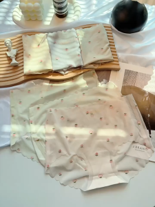 Panties Wanita Semi Transparan Motif Strawberry Lembut Tanpa Jahitan Anti Nyeplak