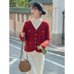 เสื้อสเวตเตอร์ถักสีแดงสไตล์ฝรั่งเศสย้อนยุค ทรงหลวม สำหรับผู้หญิง ฤดูใบไม้ร่วง 2025 ดีไซน์ใหม่ เสื้อคาร์ดิแกนเปิดไหล่
