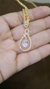 Liontin Dancing Griselle Betabur Kristal Berlian 24K (Emas)