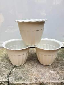 Wavy Plant Pots D8 x H6 Inches White Plastic Flower Pot for Indoor & Outdoor Plants Modern Decorative Garden Pot