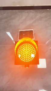 Solar-powered Flashing Yellow Warning Lights Intersection Nighttime Traffic Signal Lights LED Construction Lights