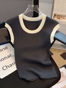 ล้างสต๊อกเก็บปลายทางเสื้อกล้ามคอ U ผ้าวิสคอสแบบบางสำหรับฤดูร้อนเสื้อทีเชิ้ตแขนสั้นผ้าถักไหล่ตรงแถบลายทางสีตัดกันแฟชั่นสำหรับผู้หญิง