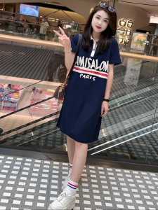 ชุดเดรสคอโปโลพิมพ์ลายตัวอักษรแฟชั่นสไตล์ยุโรปสำหรับผู้หญิงในช่วงฤดูร้อน ชุดเดรสทรงเอหลวมๆ ชุดเสื้อยืดที่ทำให้คุณดูเยาว์วัยและบางเฉียบ