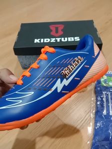 Sepatu Futsal Anak Laki Laki Perempuan Usia 6 - 10 Tahun PAUD TK SD SMP 1 2 3 4 5 6 7 8 9 0 Tahun-KIDZTUBS0923211717 - Sepatu Football Kids, Bonus Kaos Kaki, Ukuran 26-35, 100% Baru, Kemasan Bubel, Harga Murah