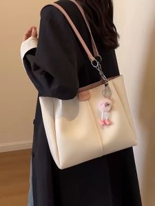 กระเป๋าสะพายไหล่ หนัง PU ความจุเยอะ สไตล์เกาหลี แฟชั่น สไตล์มินิมอล สําหรับสตรีและนักเรียน พร้อมจี้ตุ๊กตา คุณภาพและราคาต่อไปนี้