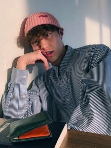 เสื้อเชิ้ตแขนยาวลายทางสไตล์ญี่ปุ่นย้อนยุคสำหรับผู้ชาย สไตล์ฮ่องกง ทรงหลวม ลำลอง เทรนด์ฤดูใบไม้ผลิและฤดูใบไม้ร่วง