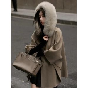 Áo Khoác Nữ Có Cổ Lông Cáo Thật Màu Đỏ Chất Liệu Len Hai Lớp Có Mũ Trùm Đầu Tháo Rời Kiểu Dáng Thường Ngày Ấm Áp Mùa Đông Tay Áo Dài Kiểu Cánh Dơi