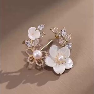 Women Girls Flower Wreath Pearl Crystal Brooches Vintage Fashion Shell Elegant Badges Jewelry Lady Wedding Banquet Pins Brooch