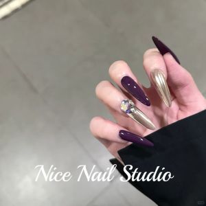 เล็บประดับเพชรสีม่วง ทำมือ ใส่ได้ สำหรับฤดูใบไม้ร่วงและฤดูหนาว เล็บแต่งตัวแบบสวมใส่ที่สวยงามและทำจากโลหะผสม