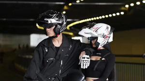 หมวกกันน็อคใบหน้ารถจักรยานยนต์หมวกกันน็อคหมวกกันน็อคเต็มรูปแบบการออกแบบเลนส์คู่สะดวกสบายและระบายอากาศป้องกันการชนและทนต่อการสึกหรอเปลือกแข็งแรงและทนทาน