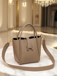 Hong Kong Womens Bucket Bag 2025 New Style Handbag Leather Crossbody Bag Versatile Shoulder Bag Market Price 2888 Yuan