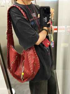 Rose Live2025 Autumn Encore Red Retro Large Capacity Shoulder Bag Crossbody Underarm Bag with Wide Strap in PU Leather